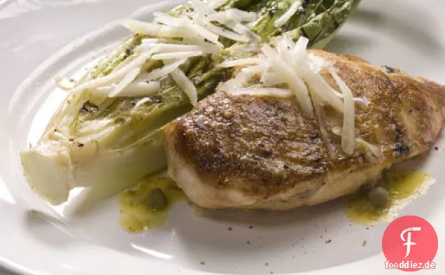 Gegrilltes Hähnchen und Romaine mit Kaperndressing