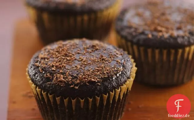 Glasierte dunkle Schokoladen-Cupcakes