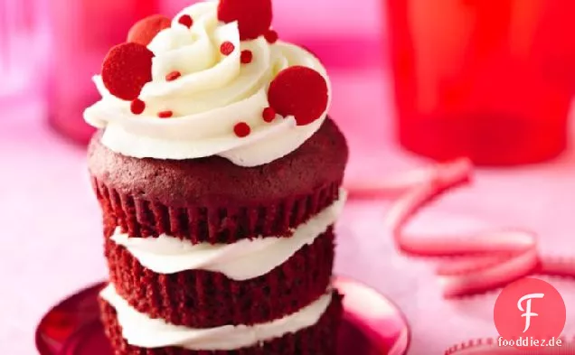 Roter Samt dreifach gestapelte Cupcakes