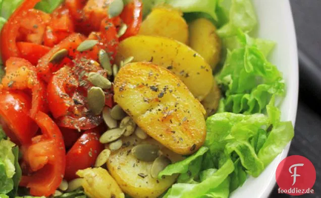 Neue Kartoffeln, Tomaten und Salat