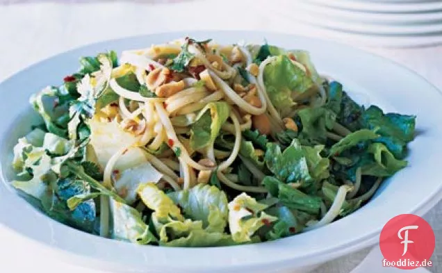 Knackige Salate mit asiatischen Nudeln