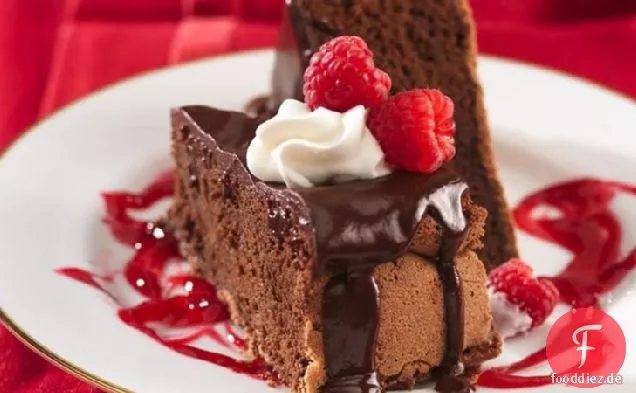Dekadenter Schokoladenkuchen mit Himbeersauce