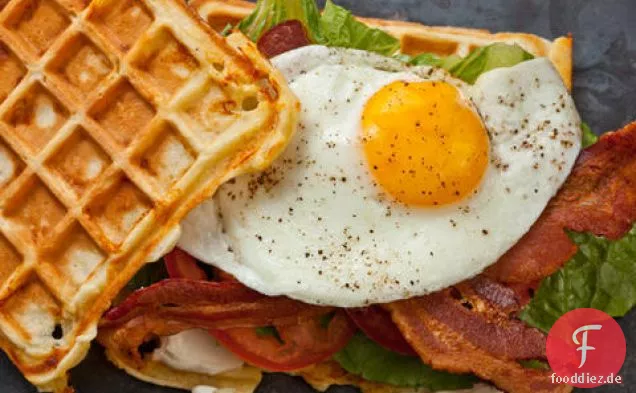 Pikante Cheddar-Waffel-BLT mit Ei