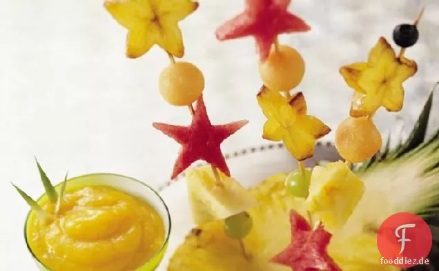 Fruchtkabobs mit tropischen Fruchtcoulis