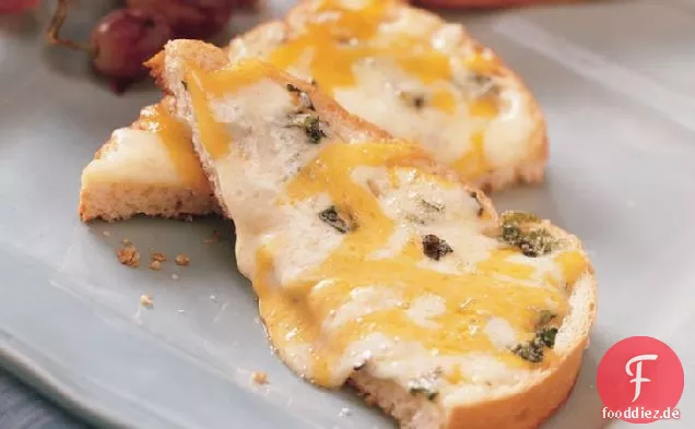 Gegrilltes Doppelkäse- und Kräuterbrot