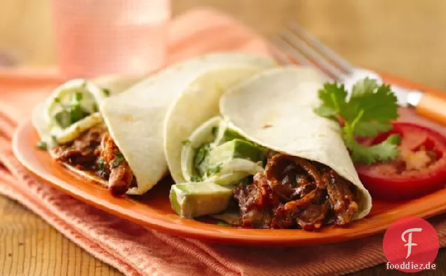 Slow-Cooker Fajita Pulled Pork Sandwiches mit Avocado-Zwiebel-Salat