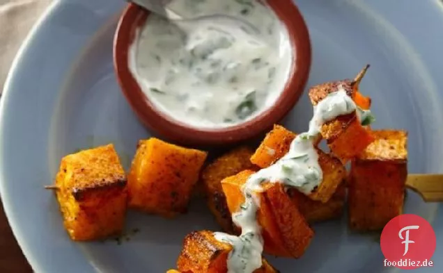 Butternut Squash Kabobs mit würzigem Zitronendip