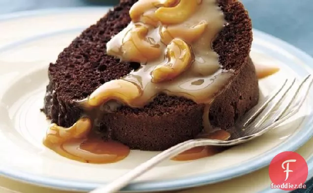 Fudge-Kuchen mit Cashew-Karamell-Sauce