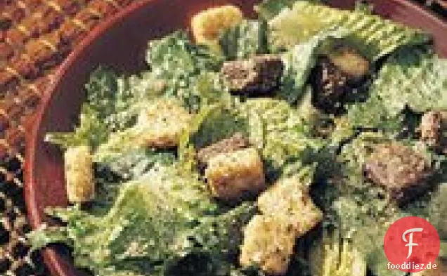 Schneller Caesar Salat für eine Menge