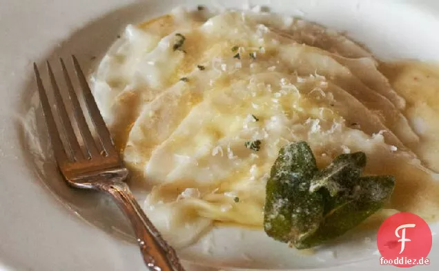 Birnen-Pecorino-Ravioli mit Salbeibutter-Sauce