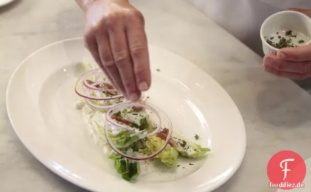 Little Gem Salat Mit Datteln, Roten Zwiebeln Und Gorgonzola Dolce