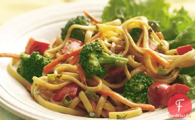 Nudeln und Erdnusssauce Salatschüssel