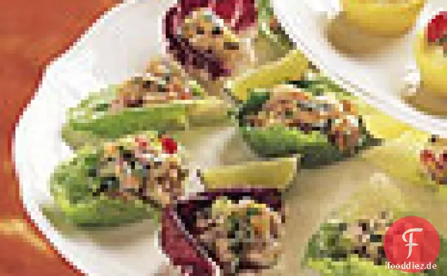 Kräuter-Hähnchen-Chutney-Salat auf Salatblättern