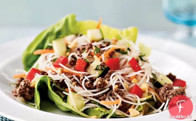 Asiatische Rindfleisch- und nudelgefüllte Salatbecher