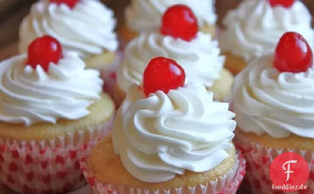 Mit Kirschen gefüllte Cupcakes