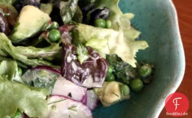 Weiche Salate mit Kräutern und Avocado