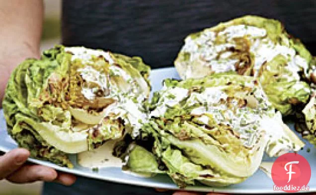Gegrillter Buttersalat mit Buttermilch-Schnittlauch-Dressing