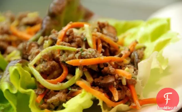 Asiatische Hackfleisch, Pilz, Und Brokkoli Slaw Salat Tassen