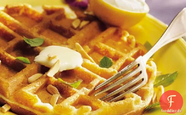 Zitronen-Mandel-Waffeln mit Zitronencreme
