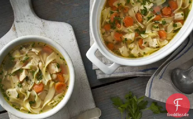 Einfache Hühnernudelsuppe