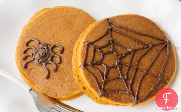 Kürbispfannkuchen mit Halloween-Spinnweben