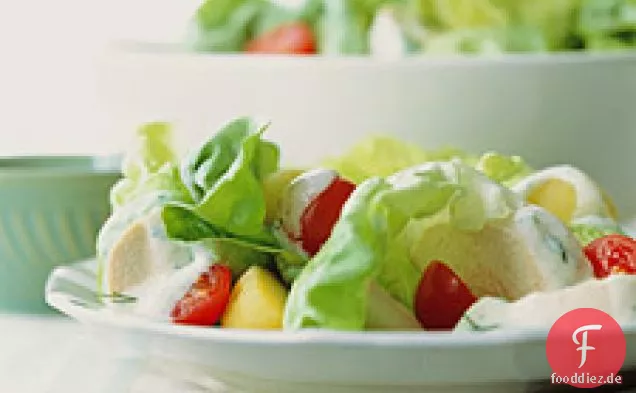 Hühnchen-, Kartoffel- und Buttersalat mit Zitronen-Knoblauch-Dressing