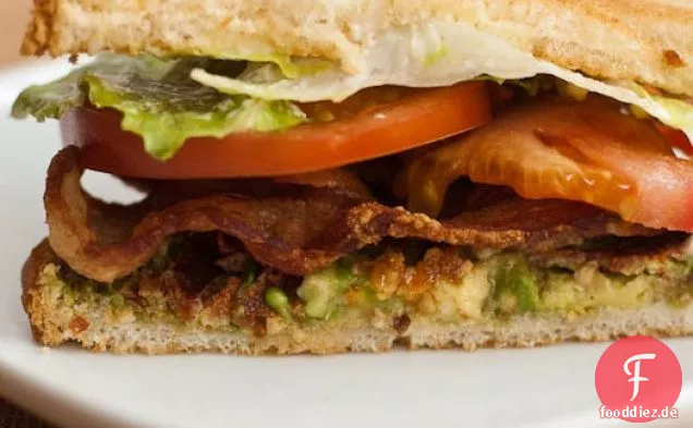 Speck, Avocado, Salat & Tomaten Sandwich
