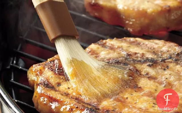 Gegrillte Schweinekoteletts mit Ahorn-Apfel-Glasur