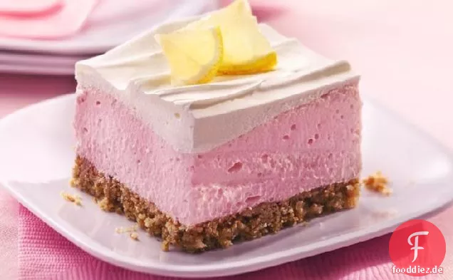 Flauschiges rosa Limonadendessert mit Brezelkruste