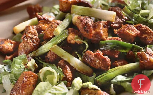 Karamellisiertes Schweinefleisch über Salat