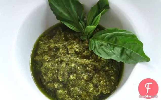 Klassische Basilikum-Pesto