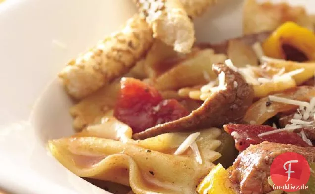 Fliege Pasta mit Rindfleisch und Tomaten