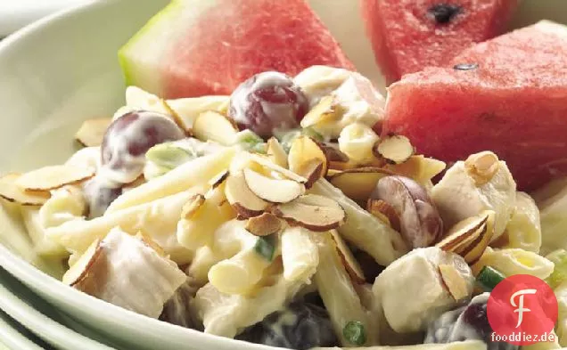 Pasta-Hühnersalat auf Wassermelonenkeilen