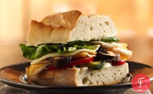 Hühnchen und gegrilltes Gemüse gestapelte Sandwiches