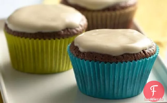 Schokoladen-Cupcakes mit Vanille-Joghurt-Karamell-Zuckerguss