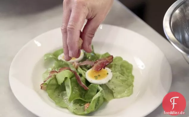 Buttersalat mit Nüssen, Speck, Käse, Ei und Sherry-Vinaigr