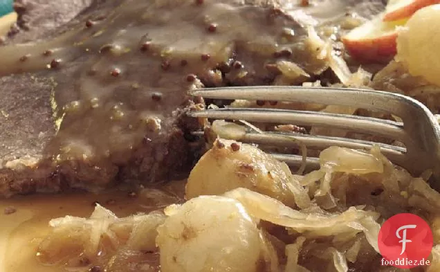 Slow-Cooker bayerisches Rindfleisch und Sauerkraut