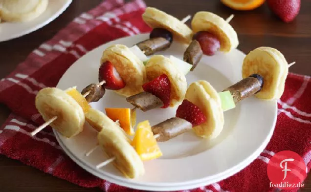 Obst und Wurst-Pfannkuchen-Kabobs