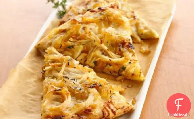 Gegrillte weiße Hähnchenpizza mit karamellisierten süßen Zwiebeln