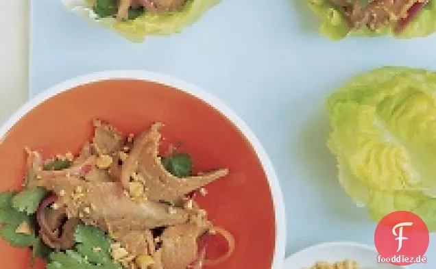 Asiatisches Rindfleisch in Salatbechern