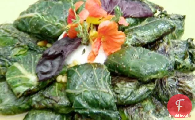 Gegrillte Bacara Ranch Romaine Blätter mit Schinken, Pinienkernen und basilikum