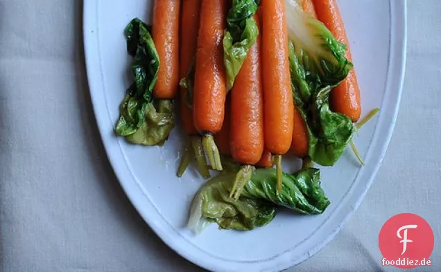 Glasierte Karotten mit geschmortem Bibb Salat