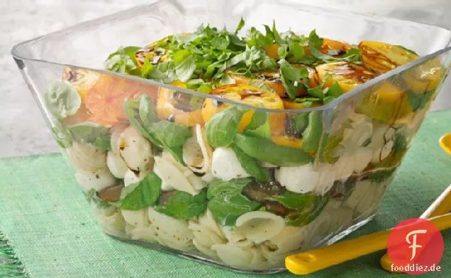 Layered Pasta Caprese-Salat