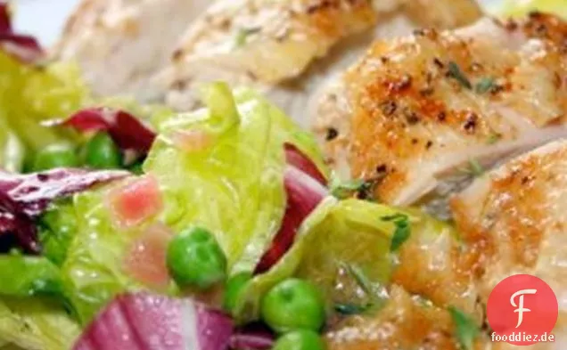 Brathähnchen mit verwelktem Buttersalat und Erbsen