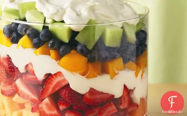 Geschichtete Sommerfrüchte mit cremigem Limetten-Dressing