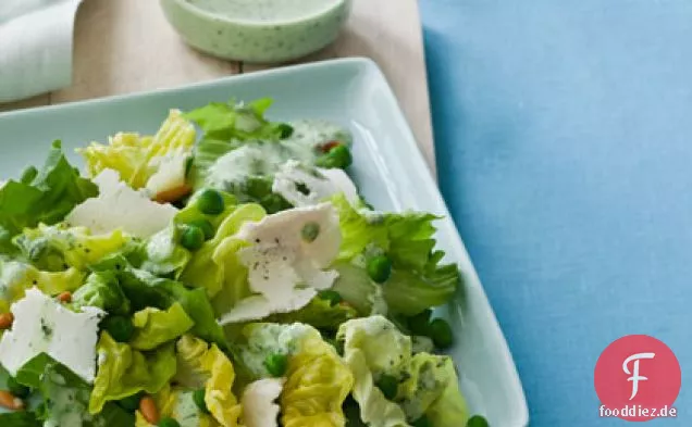 Buttersalat und Escarole Salat mit grüner Göttin Dressing