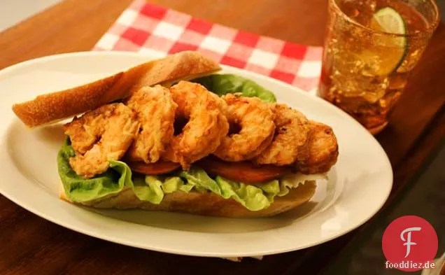 Gebratenes Garnelensandwich mit Salat und Tomaten