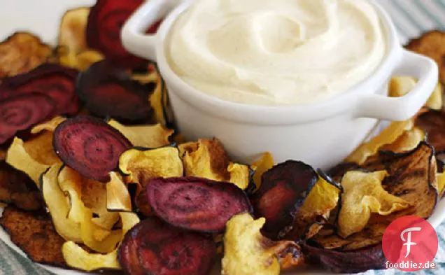 Gebackene Veggie-Chips mit Curry-Joghurt-Dip