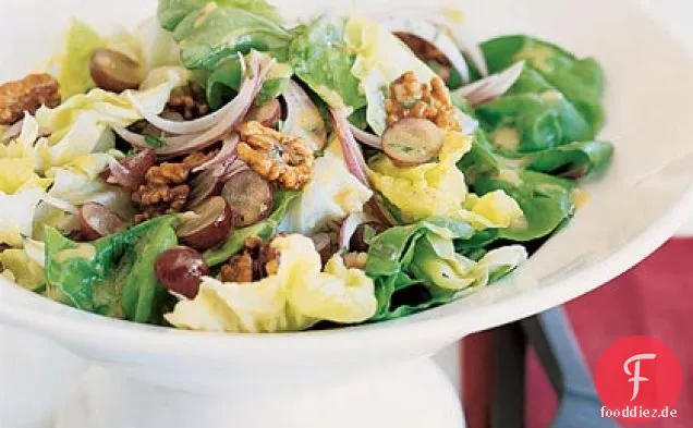 Buttersalat Salat mit Walnüssen und Trauben
