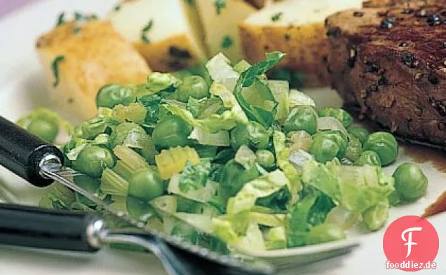 Frische Erbsen mit Salat